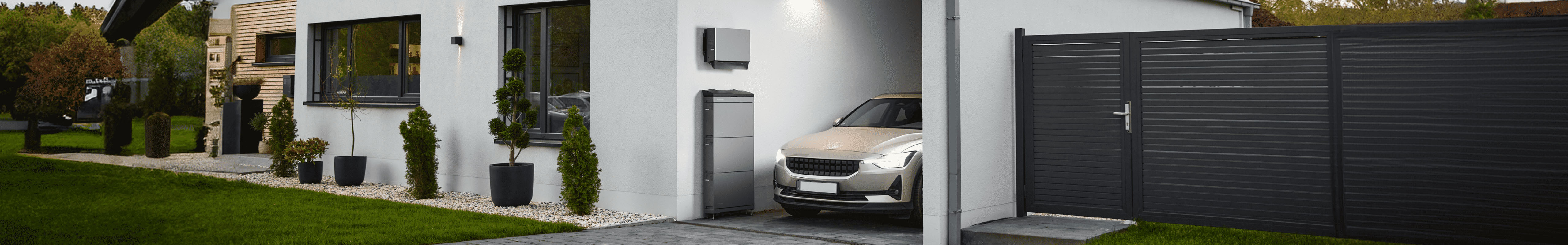 Energiekosten senken mit einem im Carport des Hauses installierten Heimspeichersystem